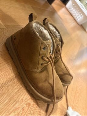 UGG Neumel Women’s Size 7 – Cozy Suede Ankle Boots